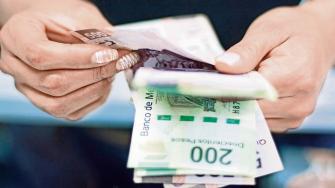 Cerca de 4 de cada 10 pesos que desembolsan las familias mexicanas se dirigen a cubrir las necesidades de alimentación y bebidas; siendo el rubro en que más gastan.
Para más información del tema, visita: https://www.eleconomista.com.mx/economia/hogares-mexicanos-gastan-mayor-parte-ingresos-alimentos-20250810-771955.html
¡Síguenos en nuestras redes sociales para mantenerte informado!
Twitter: https://twitter.com/eleconomista
Facebook: https://www.facebook.com/ElEconomista.mx
Instagram: https://www.instagram.com/eleconomistamx
LinkedIn: https://www.linkedin.com/company/el-economista/
T
#ElEconomista #EETV
