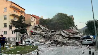 Un sismo de magnitud 6,1 que se sintió el domingo en la región de Sindirgi, en el oeste de Turquía, dejó un muerto y decenas de heridos.
¡Síguenos en nuestras redes sociales para mantenerte informado!
Twitter: https://twitter.com/eleconomista
Facebook: https://www.facebook.com/ElEconomista.mx
Instagram: https://www.instagram.com/eleconomistamx
LinkedIn: https://www.linkedin.com/company/el-economista/
T
#ElEconomista #EETV
