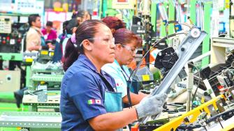 La Ley Silla reconoce el derecho a pausas para descanso durante la jornada laboral, pero no garantiza que todos los trabajadores puedan realizar sus actividades sentados. La regulación establece condiciones específicas, lo que genera diferencias en el acceso a las pausas.