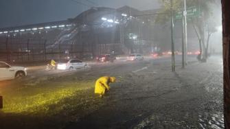 La tarde de este domingo en la mayoría de las alcaldías de la CDMX enfrentan lluvias y caída de granizo, con encharcamientos y cierres parciales en el Metro y Cablebús.
Para más información del tema, visita: https://www.eleconomista.com.mx/politica/cdmx-activa-alerta-roja-intensas-lluvias-granizo-afectaciones-cierres-transporte-20250810-772102.html
¡Síguenos en nuestras redes sociales para mantenerte informado!
Twitter: https://twitter.com/eleconomista
Facebook: https://www.facebook.com/ElEconomista.mx
Instagram: https://www.instagram.com/eleconomistamx
LinkedIn: https://www.linkedin.com/company/el-economista/
#ElEconomista #EETV