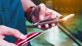 Los plásticos que otorgan de forma fácil y rápida, principalmente entre los jóvenes, suelen ser más costosos, con tasas de interés de 100% o más.
Para más información del tema, visita: https://www.eleconomista.com.mx/finanzaspersonales/dia-juventud-2025-letras-chiquitas-debes-leer-contratar-tarjeta-credito-20250812-772280.html
¡Síguenos en nuestras redes sociales para mantenerte informado!
Twitter: https://twitter.com/eleconomista
Facebook: https://www.facebook.com/ElEconomista.mx
Instagram: https://www.instagram.com/eleconomistamx
LinkedIn: https://www.linkedin.com/company/el-economista/
#ElEconomista #EETV