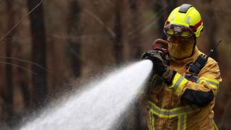 Grecia, Portugal y España seguían luchando el miércoles contra violentos incendios, mientras que la situación mejora en Francia e Italia, después de que decenas de miles de hectáreas fueran devastadas en los últimos días en el sur de Europa.
¡Síguenos en nuestras redes sociales para mantenerte informado!
Twitter: https://twitter.com/eleconomista
Facebook: https://www.facebook.com/ElEconomista.mx
Instagram: https://www.instagram.com/eleconomistamx
LinkedIn: https://www.linkedin.com/company/el-economista/
#ElEconomista #EETV #AFP