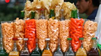 Según Statista, el ritmo acelerado de vida ha aumentado la demanda de snacks. Esta tendencia se ve reforzada por el crecimiento del comercio electrónico y la influencia de las redes sociales, que ofrecen mayor acceso y variedad a los consumidores.
Para más información del tema, visita: https://www.eleconomista.com.mx/empresas/mexicanos-consumen-10-9-kg-snacks-ano-doble-promedio-mundial-20250813-772589.html
¡Síguenos en nuestras redes sociales para mantenerte informado!
Twitter: https://twitter.com/eleconomista
Facebook: https://www.facebook.com/ElEconomista.mx
Instagram: https://www.instagram.com/eleconomistamx
LinkedIn: https://www.linkedin.com/company/el-economista/
#ElEconomista #EETV #Snacks
