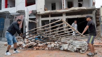 Al menos tres heridos y decenas de viviendas afectadas dejó un ataque con dinamita en la ciudad peruana de Trujillo, producido en el marco de enfrentamientos entre organizaciones delictivas, informaron autoridades el viernes.
¡Síguenos en nuestras redes sociales para mantenerte informado!
Twitter: https://twitter.com/eleconomista
Facebook: https://www.facebook.com/ElEconomista.mx
Instagram: https://www.instagram.com/eleconomistamx
LinkedIn: https://www.linkedin.com/company/el-economista/
#ElEconomista #EETV