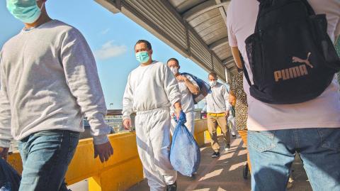 El INM informó que se lograron emitir 431,300 documentos a migrantes. Foto: AFP