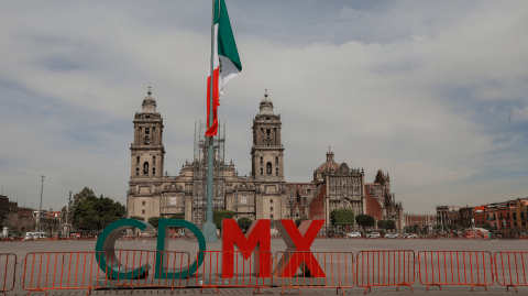 Cuatro de los seis carriles de la calle Plaza de la Constitución, que rodea la plancha del Zócalo de la Ciudad de México, ahora serán únicamente para uso peatonal. Foto EE: Hugo Salazar