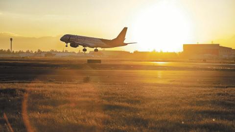 Amanecer en el Aeropuerto Internacional de la Ciudad de México. Foto EE: Eric Lugo.