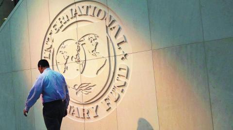 Al divulgar las primeras conclusiones de la visita anual que realizó una misión de expertos del FMI al país, el organismo explicó que la economía se está desacelerando pese a la postura fiscal expansiva que prevalece.