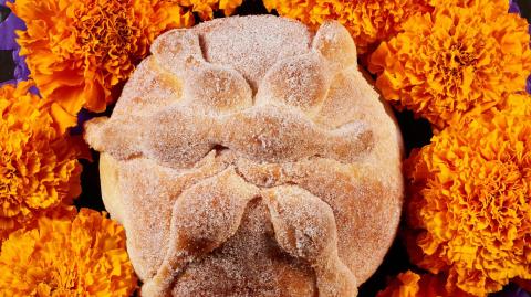 Pan de Muerto con flor de cempasúchil.