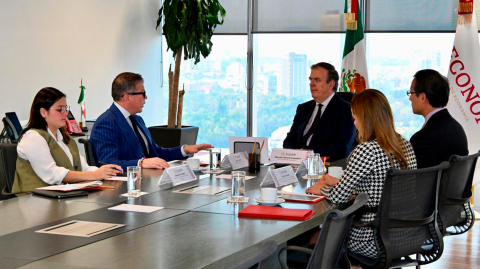 Luis Lozano, presidente de Toyota México, se reunió con el secretario de Economía Marcelo Ebrard.