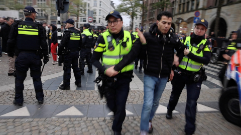 La policía detiene a una persona mientras los partidarios israelíes del Maccabi Tel Aviv se manifiestan en Ámsterdam, Países Bajos.
