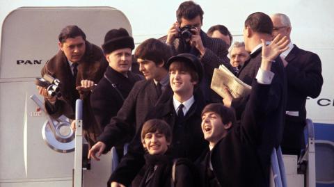 George Harrison, Ringo Starr, John Lennon, and Paul McCartney aterrizando en el aeropuerto JFK el 7 de febrero de 1964. Foto: Cortesía Apple Corps