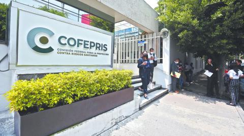 La Comisión Federal para la Protección contra Riesgos Sanitarios (Cofepris) suspendió al proveedor de una solución nutricional que se cree que está contaminada con una bacteria que habría causado la muerte de 13 niños en hospitales del Estado de México, informó este viernes la presidenta Claudia Sheinbaum.

Para más información del tema, visita: https://www.eleconomista.com.mx/empresas/cofepris-suspendio-empresa-dio-alimento-bebes-bacteria-klebsiella-oxytoca-sheinbaum-20241206-737284.html 

¡Síguenos en nuestras redes sociales para mantenerte informado!

Twitter: https://twitter.com/eleconomista 
Facebook: https://www.facebook.com/ElEconomista.mx
Instagram: https://www.instagram.com/eleconomistamx
LinkedIn: https://www.linkedin.com/company/el-economista/

#ElEconomista #EETV