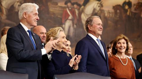 El expresidente, Bill Clinton, la ex Secretaria de Estado y exprimera dama Hillary Clinton, el expresidente George W. Bush y la ex Primera dama Laura Bush, durante la ceremonia de investidura de Donald Trump. Foto: Reuters