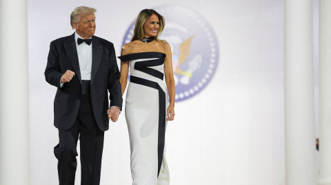 El presidente estadounidense Donald Trump y su esposa la primera dama Melania Trump asisten al baile del Comandante en Jefe, en Washington.