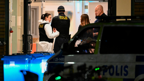 Agentes de policía trabajan en el lugar de la escuela Risbergska en Orebro, Suecia, tras registrarse una balacera.