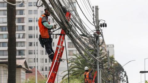En plena temporada de verano austral, Chile enfrenta este martes un inusual y masivo apagón por una presunta falla del sistema de energía, que obligó a evacuar el metro de Santiago y sumió en el desconcierto a la población.
