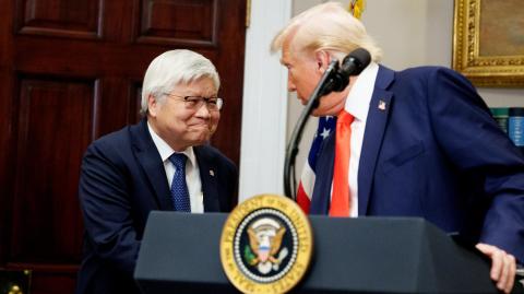 El presidente de Estados Unidos, Donald Trump (der.), estrecha la mano del director ejecutivo de Taiwan Semiconductor Manufacturing Company (TSMC), CC Wei.