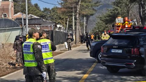 Soldados surcoreanos hacen guardia cerca del lugar del accidente militar en el exterior de un campo de entrenamiento militar con fuego real en Pocheon.