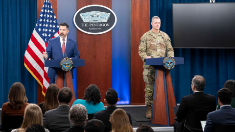 Portavoz del Departamento de Defensa, Sean Parnell y el general Alexus G. Grynkewich, director de operaciones del Estado Mayor Conjunto del Pentágono.