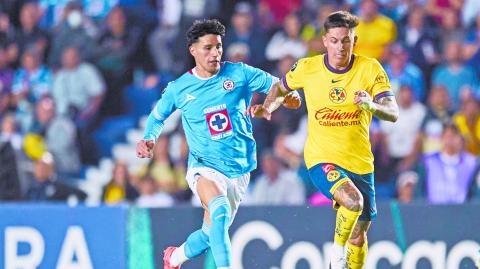 Duelo entre jugadores del Cruz Azul y el América.