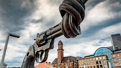 Escultura ‘La pistola anudada’, del artista Carl Fredrik Reuterswärd, en Malmö (Suecia). Es una representación de la ‘noviolencia’.