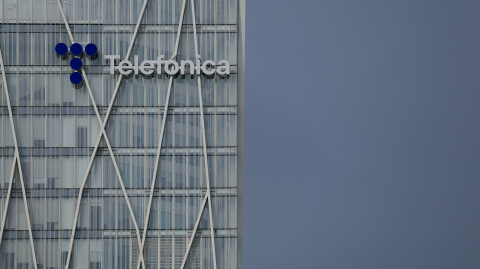 Logo de Telefónica, en sus instalaciones de Barcelona, España.