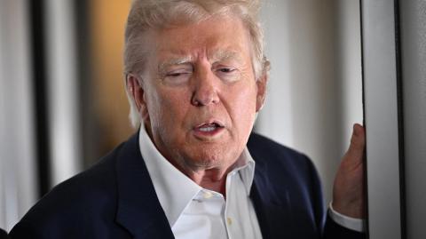 El presidente de Estados Unidos, Donald Trump, habla con periodistas a bordo del Air Force One mientras se dirigía a Roma.