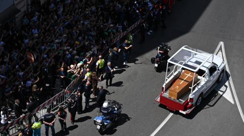 La gente se reúne a lo largo de la carretera mientras el ataúd del difunto Papa Francisco es transportado desde la Basílica de San Pedro a la Basílica de Santa María la Mayor.