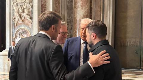 Los presidentes de Francia, Estados Unidos y el primer ministro británico hablan con el presidente de Ucrania.