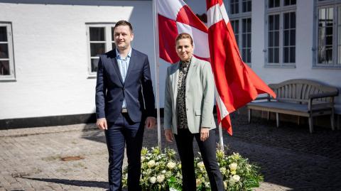 La primera ministra de Dinamarca, Mette Frederiksen junto al primer ministro de Groenlandia, Jens-Frederik Nielsen.