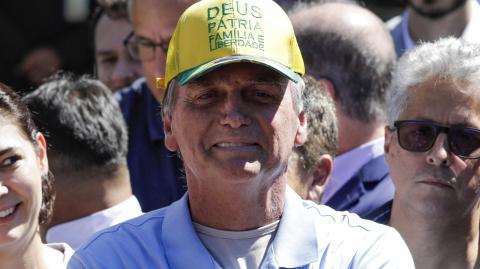 El expresidente brasileño Jair Bolsonaro lleva una gorra con la leyenda "Dios, Patria, Familia y Libertad".