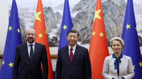 El exprimer ministro belga Charles Michel, el presidente chino Xi Jinping y la presidenta de la Comisión Europea Ursula von der Leyen durante la 24.ª Cumbre UE-China celebrada en Pekín en 2023.