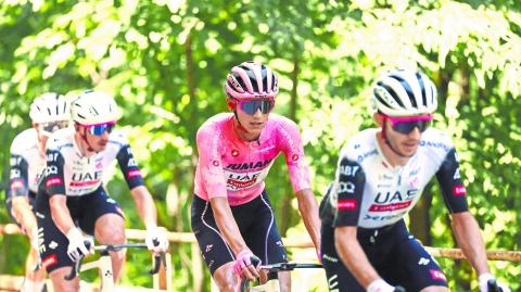 Isaac Del Toro, ciclista mexicano quien participa en el Giro de Italia.