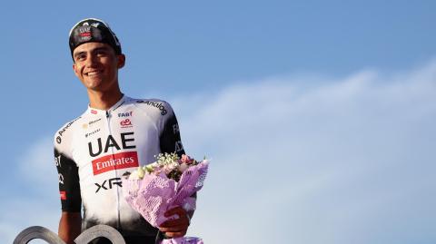 Isaac Del Toro celebra en el podio al final de la 21ª y última etapa de la 108ª carrera ciclista del Giro de Italia de 143 km de Roma a Roma.