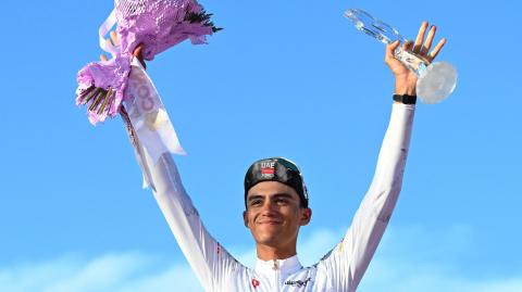Isaac Del Toro, del UAE Team Emirates, celebra en el podio tras ganar la maglia bianca del Giro de Italia.