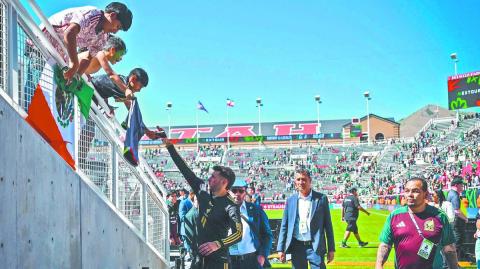 Titulares de la Selección Mexicana firman autógrafos.