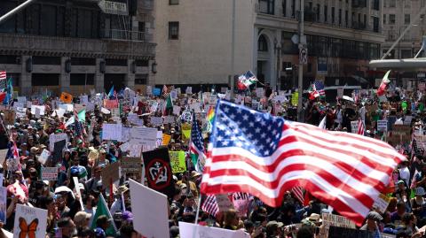 La gente asiste a una protesta de No Kings contra las políticas del presidente estadounidense Donald Trump, en Los Ángeles, California.