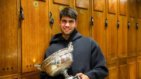 El español Carlos Alcaraz posa con el trofeo de la Copa de los Mosqueteros.