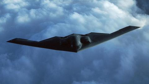 Bombardero B-2 estadounidense en vuelo en un lugar no revelado.