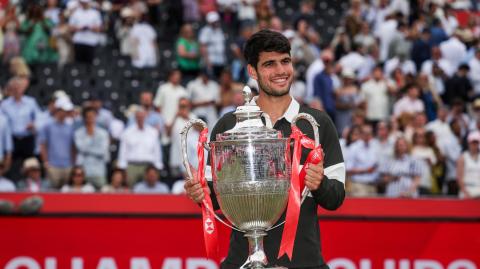 Carlos Alcaraz celebra con el trofeo tras vencer al checo Jiri Lehecka en la final individual masculina.