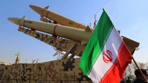 El presidente estadounidense, Donald Trump, aseguró el miércoles que las instalaciones nucleares iraníes quedaron "totalmente destruidas" por los bombardeos de Washington y que el programa nuclear de Teherán retrocedió "décadas", aunque Israel afirmó que aún es pronto para examinar los daños.
¡Síguenos en nuestras redes sociales para mantenerte informado!
Twitter: https://twitter.com/eleconomista
Facebook: https://www.facebook.com/ElEconomista.mx
Instagram: https://www.instagram.com/eleconomistamx
LinkedIn: https://www.linkedin.com/company/el-economista/
#ElEconomista #EETV