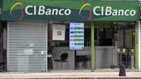 Tras la intervención temporal de CIBanco (y de Intercam) por parte de la Comisión Nacional Bancaria y de Valores (CNBV) anunciada este jueves, la institución financiera aseguró que colaborará en todo momento con las autoridades reguladoras, tanto en México como en Estados Unidos.
Para más información del tema, visita: https://www.eleconomista.com.mx/sectorfinanciero/cibanco-asegura-colaborara-autoridades-mexico-eu-recursos-clientes-protegidos-20250626-765457.html
¡Síguenos en nuestras redes sociales para mantenerte informado!
Twitter: https://twitter.com/eleconomista
Facebook: https://www.facebook.com/ElEconomista.mx
Instagram: https://www.instagram.com/eleconomistamx
LinkedIn: https://www.linkedin.com/company/el-economista/
T
#ElEconomista #EETV