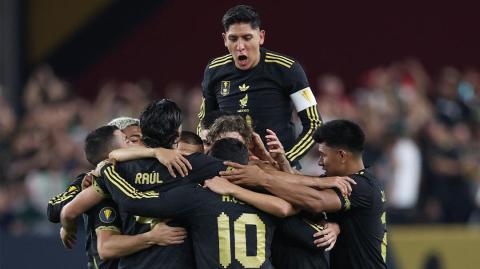 Festejan en la Selección Mexicana.