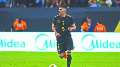 LAS VEGAS, NEVADA - JUNE 22: Johan V·squez #5 of Mexico dribbles the ball during the second half of a CONCACAF Gold Cup Group A match against Costa Rica at Allegiant Stadium on June 22, 2025 in Las Vegas, Nevada. Ian Maule/Getty Images/AFP (Photo by Ian Maule / GETTY IMAGES NORTH AMERICA / Getty Images via AFP)