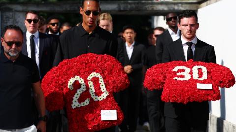El capitán del Liverpool, Virgil van Dijk, y el jugador Andrew Robertson, llegan a la ceremonia fúnebre del futbolista portugués Diogo Jota, y su hermano, Andre Silva.