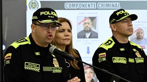 El director de la Policía Nacional de Colombia, Carlos Triana, habla frente a una imagen proyectada del anciano José Arteaga Hernández.