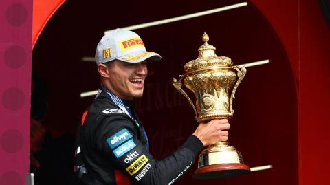 Lando Norris de McLaren celebra con un trofeo en el podio tras ganar el Gran Premio de Gran Bretaña.