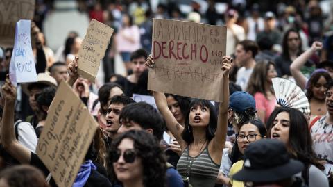 Manifestantes marcharon en las calles de la Ciudad de México el pasado viernes 4 de julio para protestar contra la gentrificación en la capital.