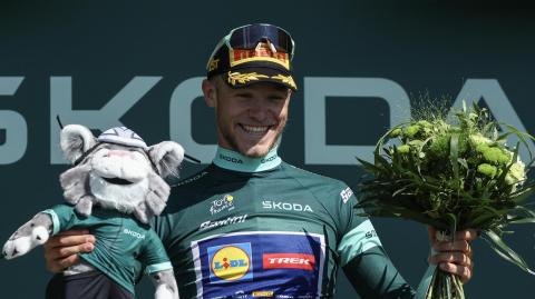 El ciclista italiano Jonathan Milan, del equipo Lidl-Trek, celebra en el podio con el maillot verde